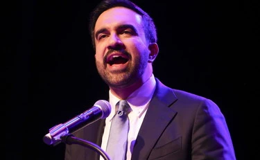 Župan New Yorka Mamdani sprožil polemike s prvimi potezami in prejel pohvale in kritike