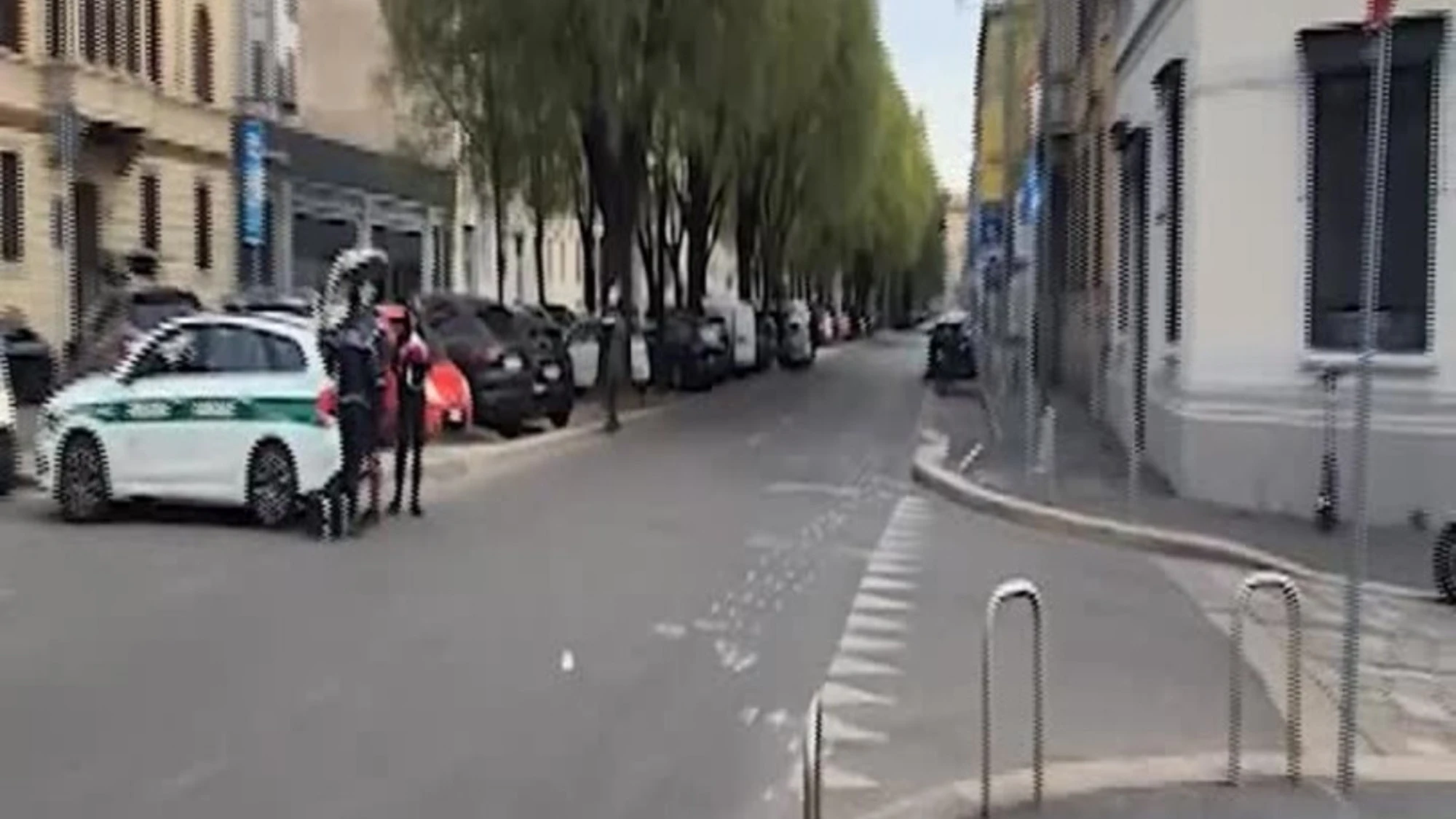 Milano, tre giovani si schiantano contro delle auto in sosta