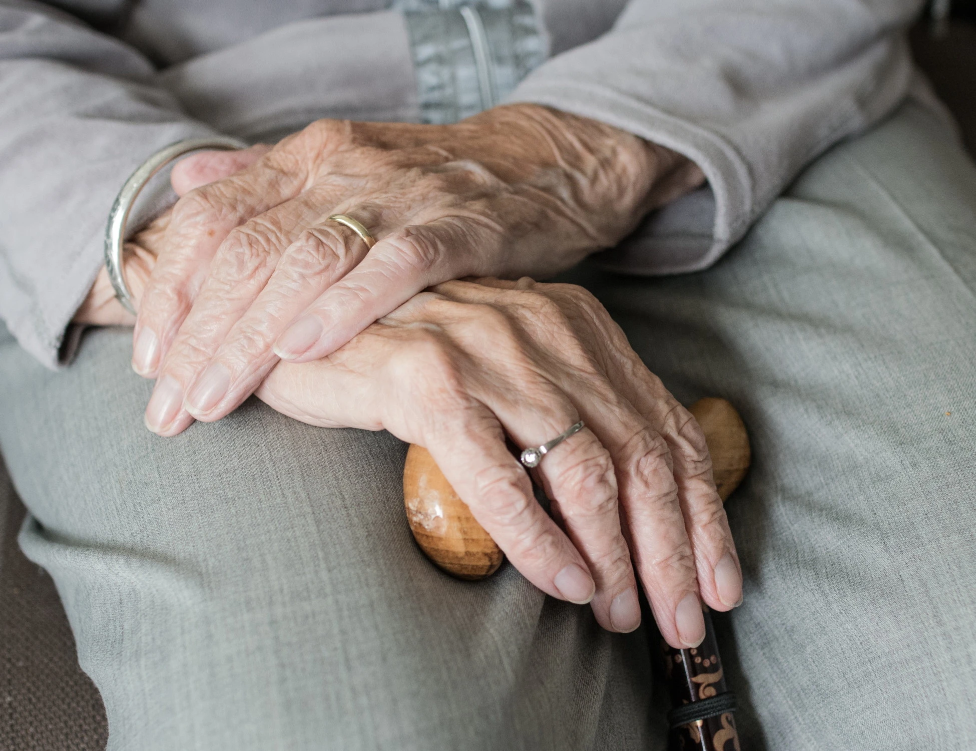 Chieri, trascina nel fosso la pensionata e la stupra: orrore dell'africano