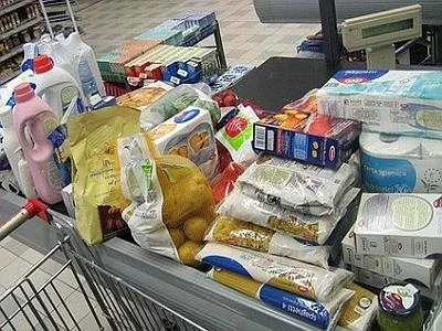 Latte, carne e pane alle stelle: fare la spesa in Italia costa l'11% in più sulla media Ue