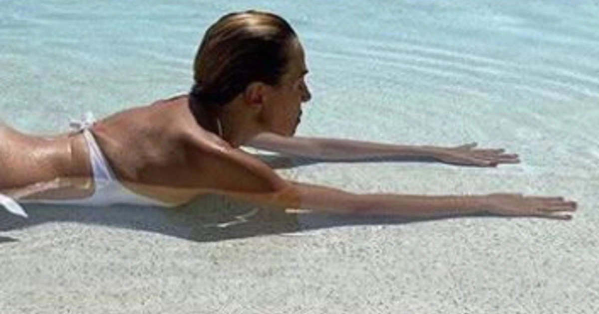 Barbara D'Urso sdraiata in piscina, bikini fenomenale a 63 anni: dall'acqua affiora il Lato B