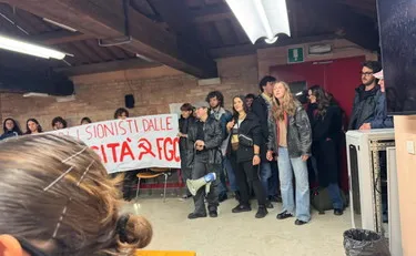 Il dem Fiano zittito e "sotto choc". Blitz dei pro-Pal, sfregio comunista