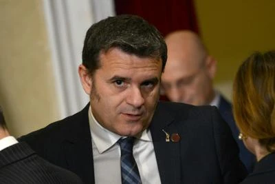 Coronavirus, Centinaio sbotta: "Baci con la mascherina, voi non state bene"