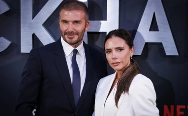 David e Victoria Beckham demoliti dal figlio: "Manipolatori, mi hanno umiliato al mio matrimonio"