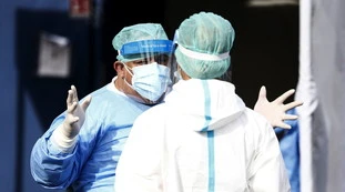 Coronavirus, bollettino 19 dicembre: 16mila contagi e 553 morti, la coincidenza tra il trend e il decreto Conte sul Natale