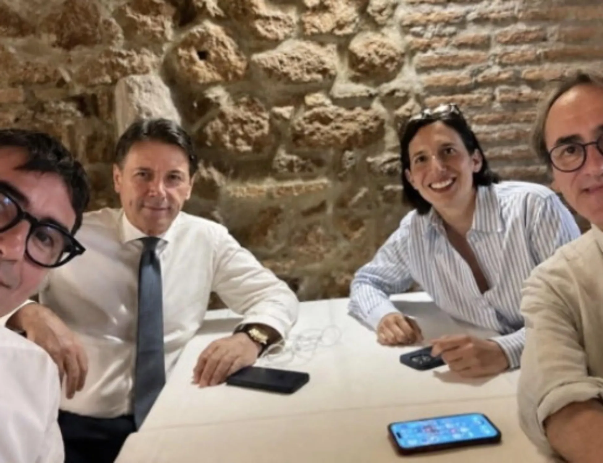 Leggi l'articolo: "Ora se ne assumerà la responsabilità": così il campo largo è esploso per una foto