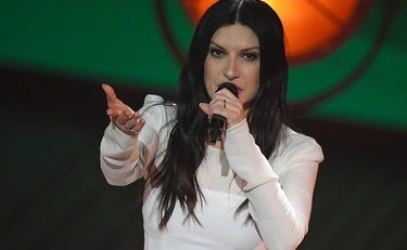 Sanremo 2026, Aldo Cazzullo contro Laura Pausini: "Ha scelto la destra anti-antifascista"