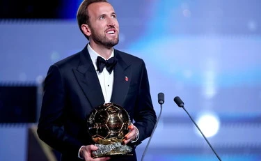 Harry Kane vince il Pallone d'oro. Mbappè a bocca asciutta, Messi non va