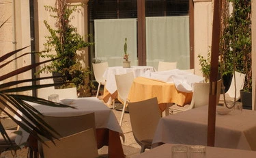 Ancona, parcheggia nel dehors del ristorante e il titolare gli apprecchia sulla macchina