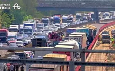 A1, schianto tra cinque camion: chiusa l'autostrada e code infernali