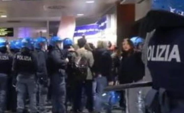 Firenze, il corteo per la Gkn occupa l'aeroporto: scontri con la Polizia