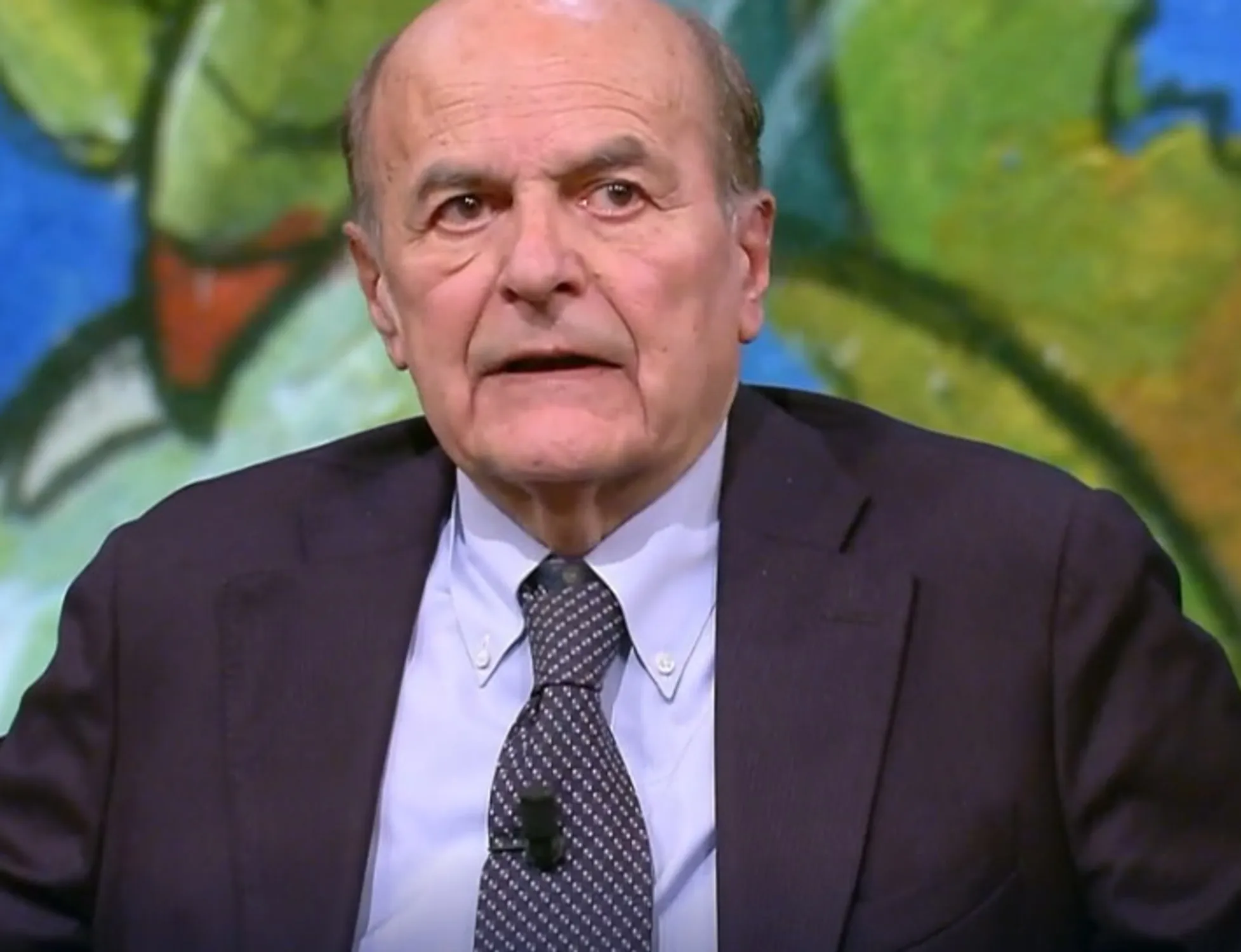 Leggi l'articolo: "Questa qui?": vede Meloni e la sfregia, miseria-Bersani <span style="color: rgb(153, 0, 0);">Video</span>