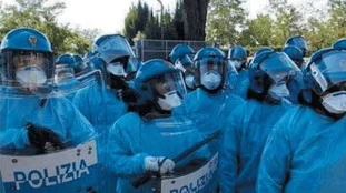 Migranti positivi al coronavirus, rischio di rivolta a Rocca di Papa: poliziotti protetti solo da un camice