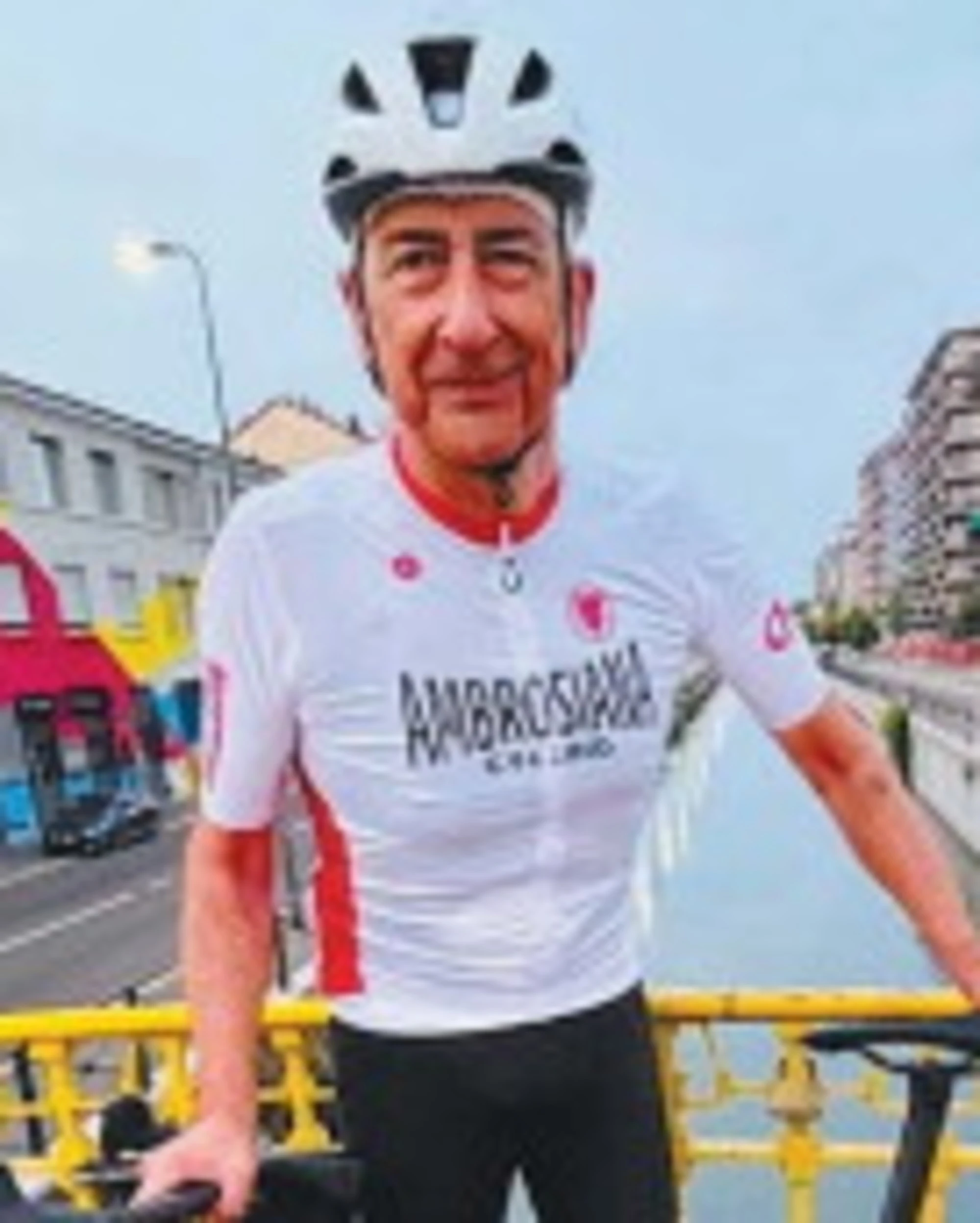 Beppe Sala in bici con i calzini di Che Guevara: l'ultima sceneggiata