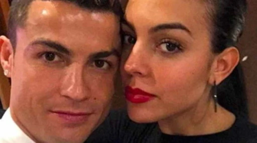 Cristiano Ronaldo frigna perché è ricco e famoso: "Non posso andare al bar con gli amici..."