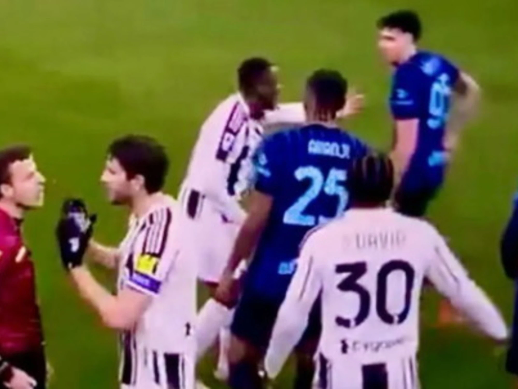 Inter-Juve, non solo l'esultanza: l'altro vergognoso gesto di Bastoni a Kalulu