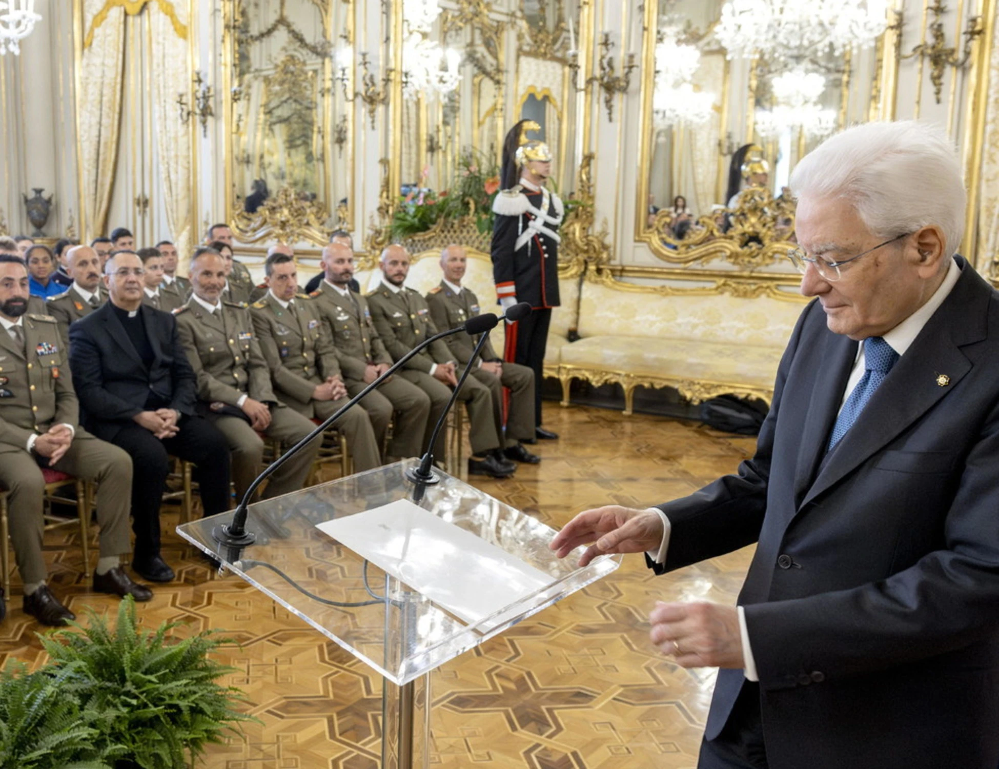La sinistra che non fa gli auguri ai militari