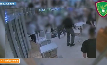 Palermo, maxi-rissa tra giovani sulla nave da crociera: volano tavoli e sedie
