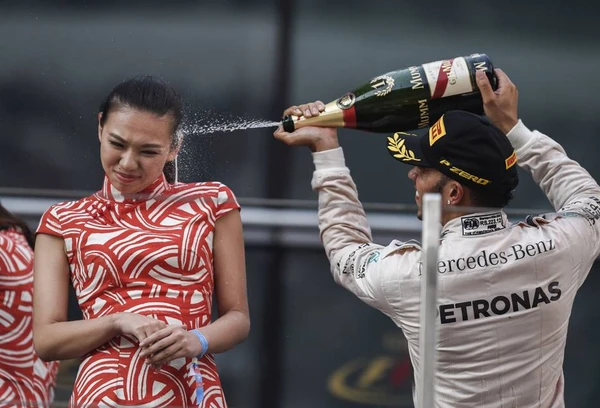 Lewis Hamilton versa champagne su una hostess, accusato di un comportamento "sessista"