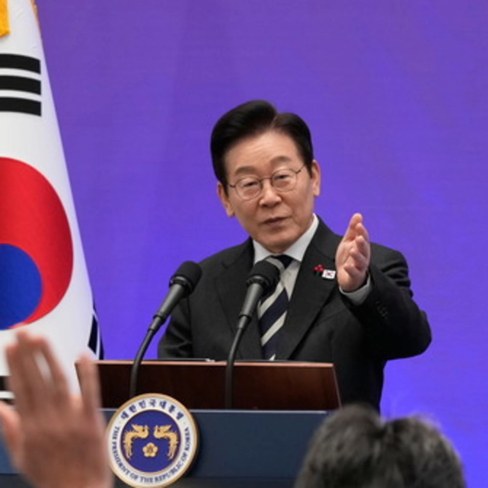 La biopolitica apre a capelli, goldoni e assorbenti intimi