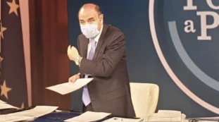 Coronavirus, Bruno Vespa sulla riapertura: "Subito liquidità alle imprese. Rischia il Paese, non il governo"