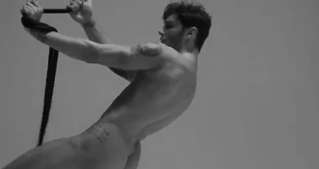 Il signor Belendanza tutto nudo su YouTube/VIDEO