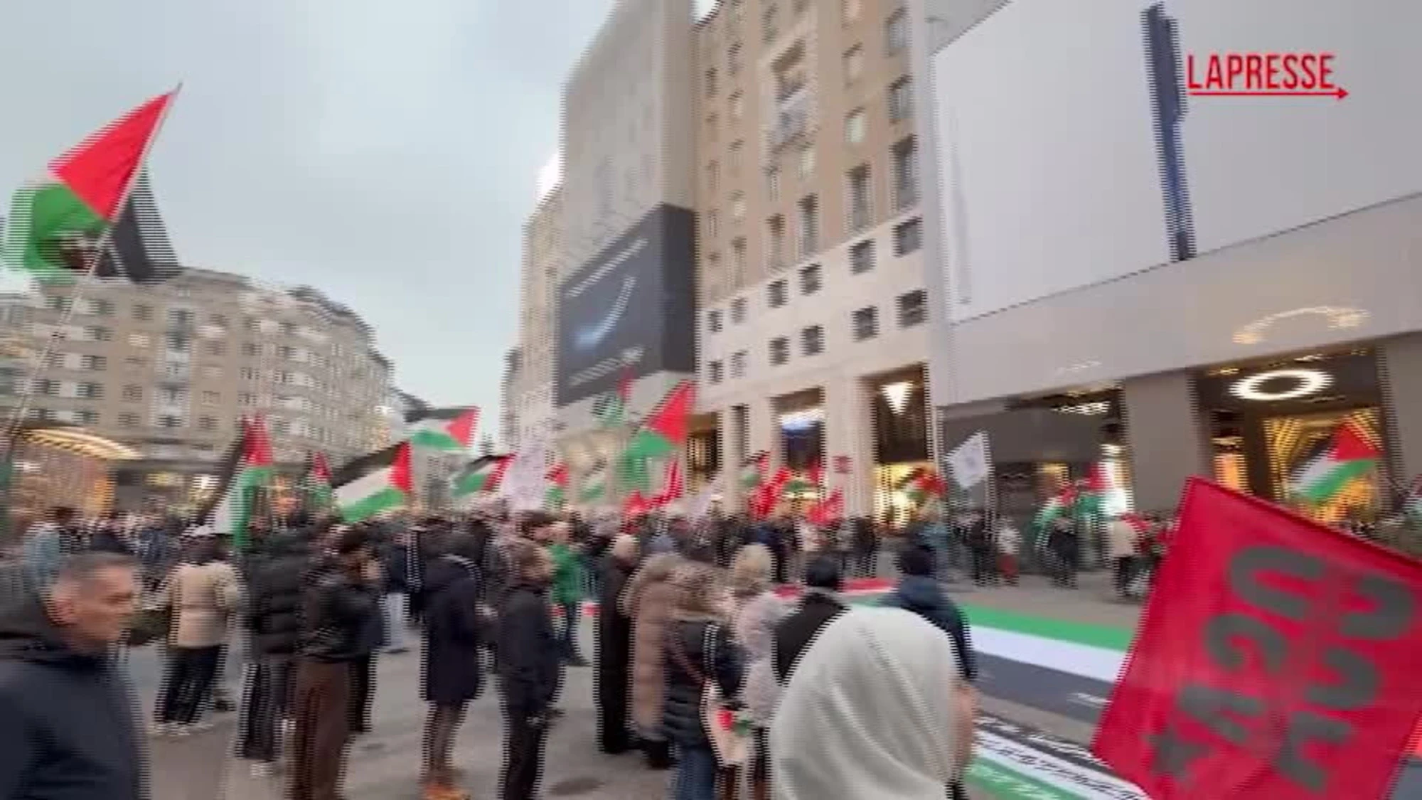 Milano, lo sfregio dei pro-Pal a Meloni: "Questa è la vostra storia"