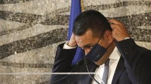 Reddito di cittadinanza, "il 38% degli immigrati che lo prende via dall'Italia": il caso-Sesto imbarazza il M5s