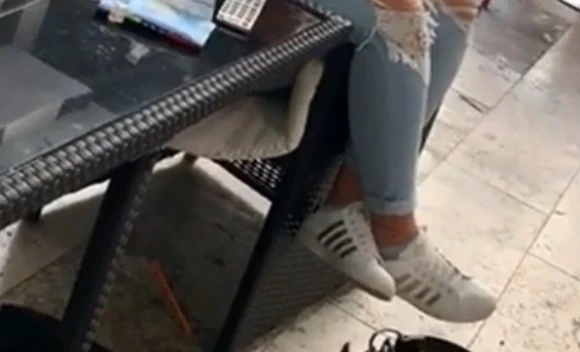 Arezzo, come trattano il tonno nel ristorante sushi: un video raccapricciante, chiuso il locale