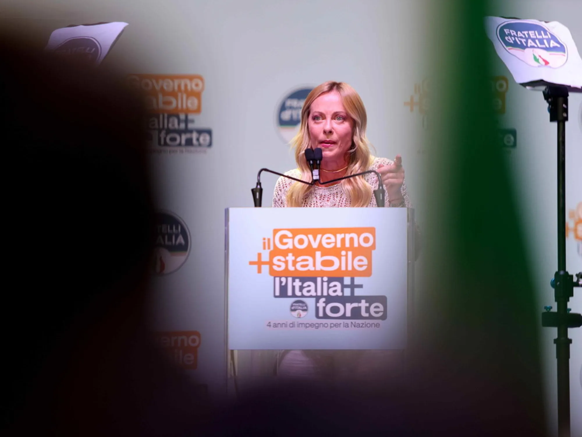 Leggi l'articolo: "Scusate, devo rispondere, è la terza volta": Meloni ferma il comizio, chi c'è al telefono...