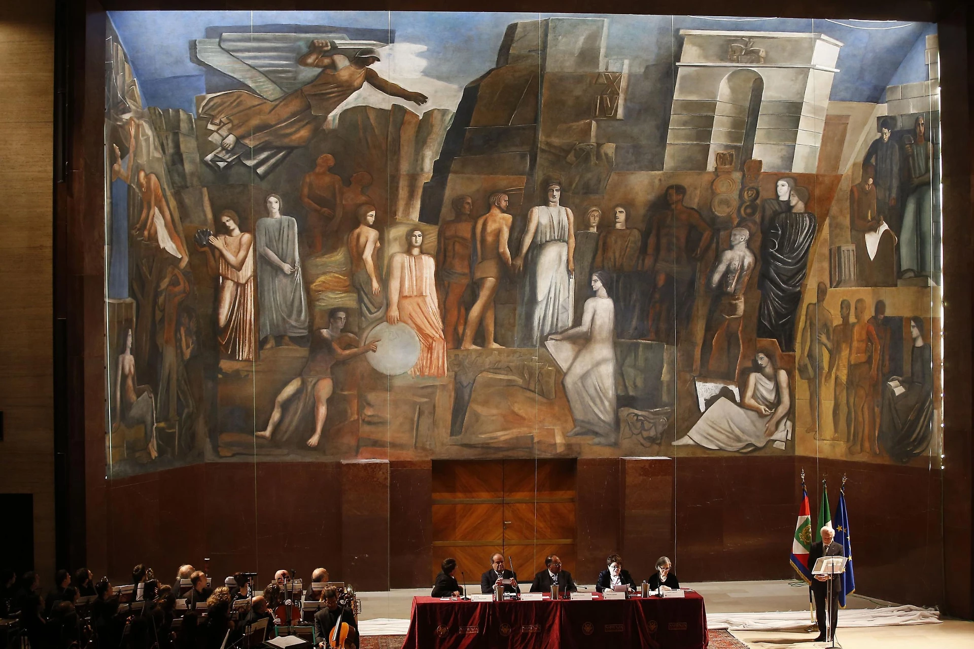 Restaurato il murale fascista di Mario Sironi: torna a vivere l'opera che farebbe irritare Laura Boldrini