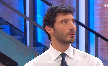 Affari Tuoi, clamorosa rivolta di De Martino contro il Dottore: "Questo è troppo"
