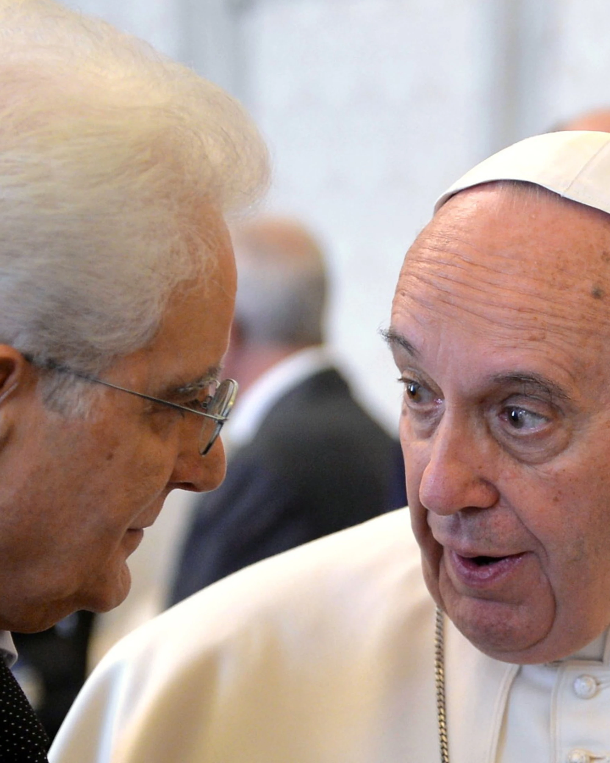 Mattarella piegato dal dolore per il Papa: "Avverto un senso di vuoto"