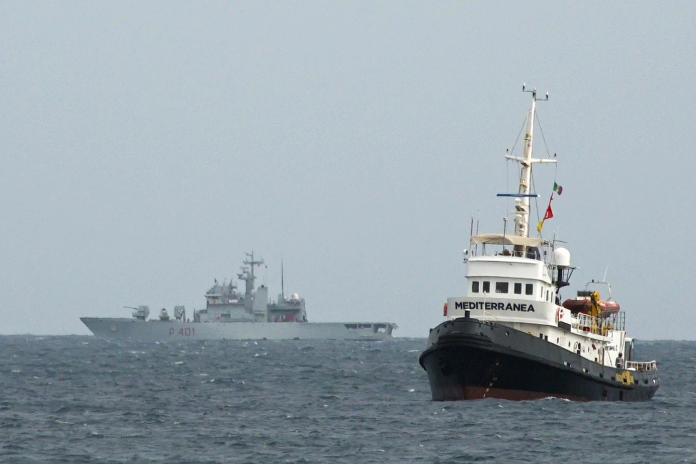 Ong, la Mare Jonio entra in acque italiane con 30 migranti. Clamorosa sfida a Salvini, blitz militare