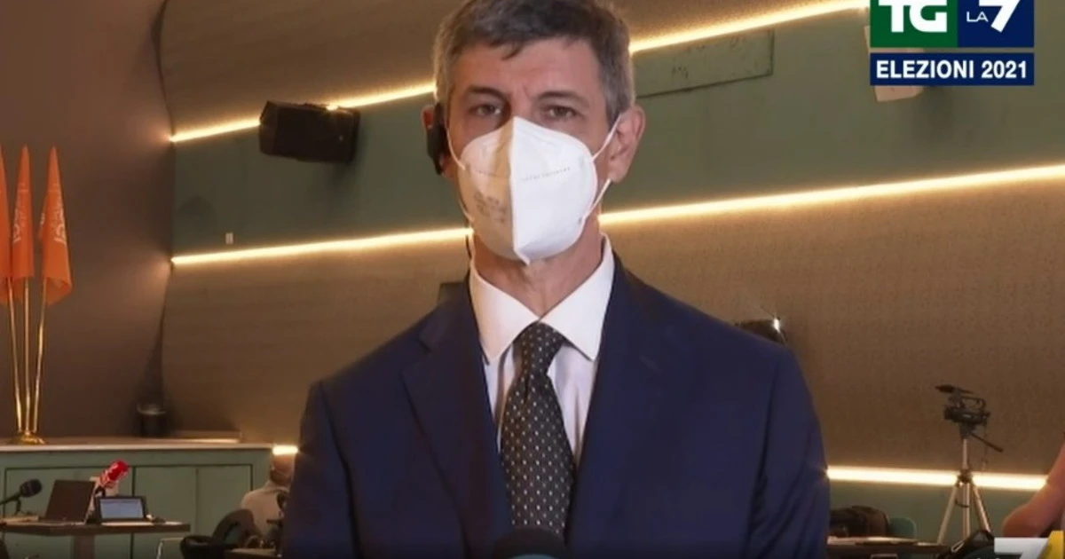 Maratona Mentana, "lo stai facendo davvero?". Mentana ferma la diretta, altro che elezioni: Celata beccato così, che imbarazzo
