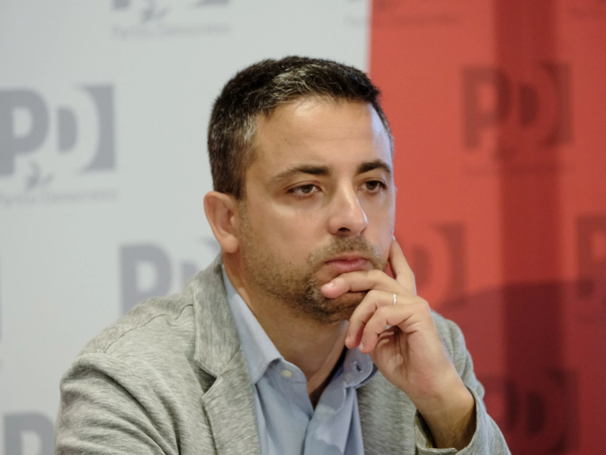 Pd, la bassezza di Furfaro: "Sull'aereo di Stato", tira in ballo la figlia della Meloni