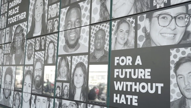 All’aeroporto di Roma Fiumicino una grande installazione fotografica per la pace