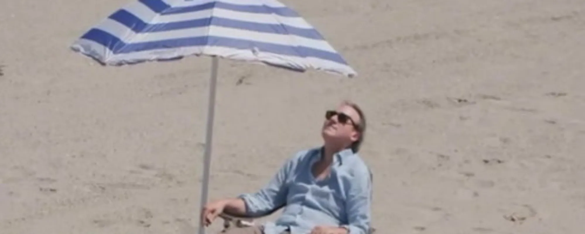 "Bella la spiaggia?". Pianta l'ombrellone, sedia da mare e... Bonelli, l'ultima pagliacciata