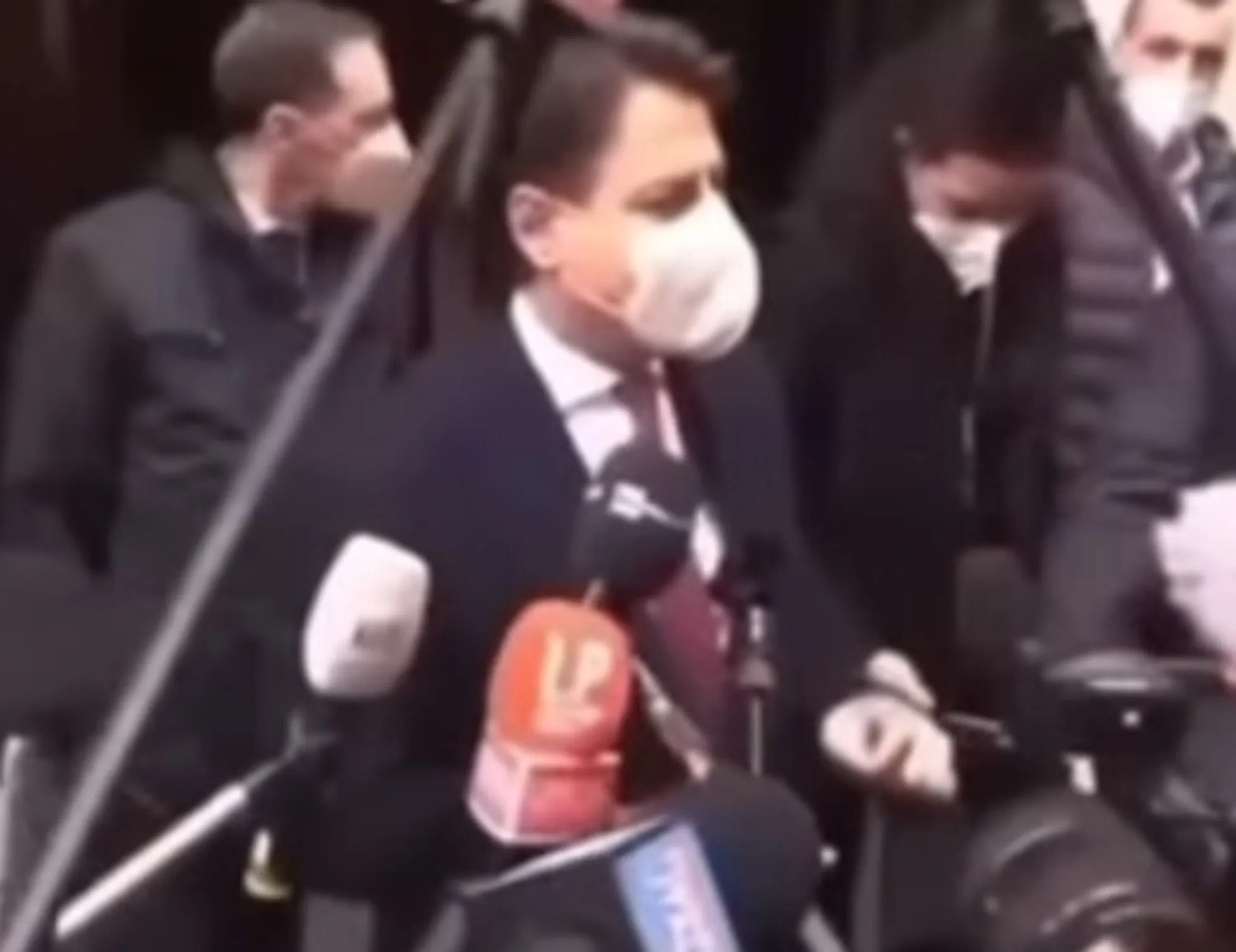 Grillo umilia Conte con un video: "Sblocchiamo un ricordo"