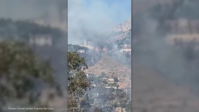 Le drammatiche immagini dell'incendio che ha minacciato Taormina