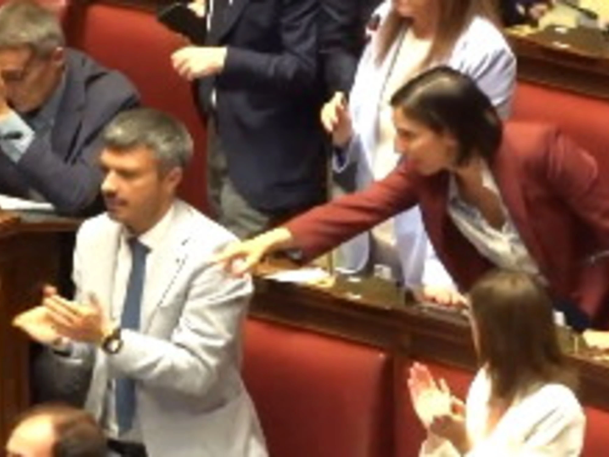 &quot;Non riesce a tenerli a bada&quot;: Schlein inchiodata <span style="color: rgb(153, 0, 0);">Video</span>