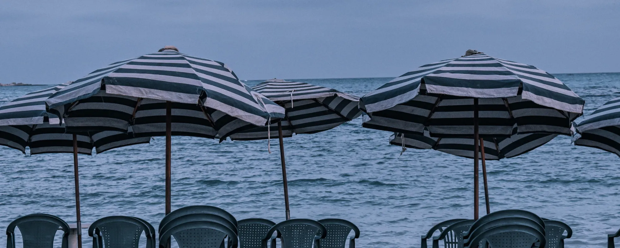 Fissa una donna e si tocca le parti intime: chi è la belva in spiaggia
