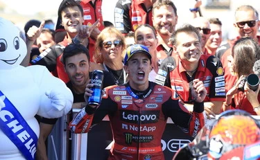 Marquez riapre il Mondiale: per il titolo è una corsa a tre