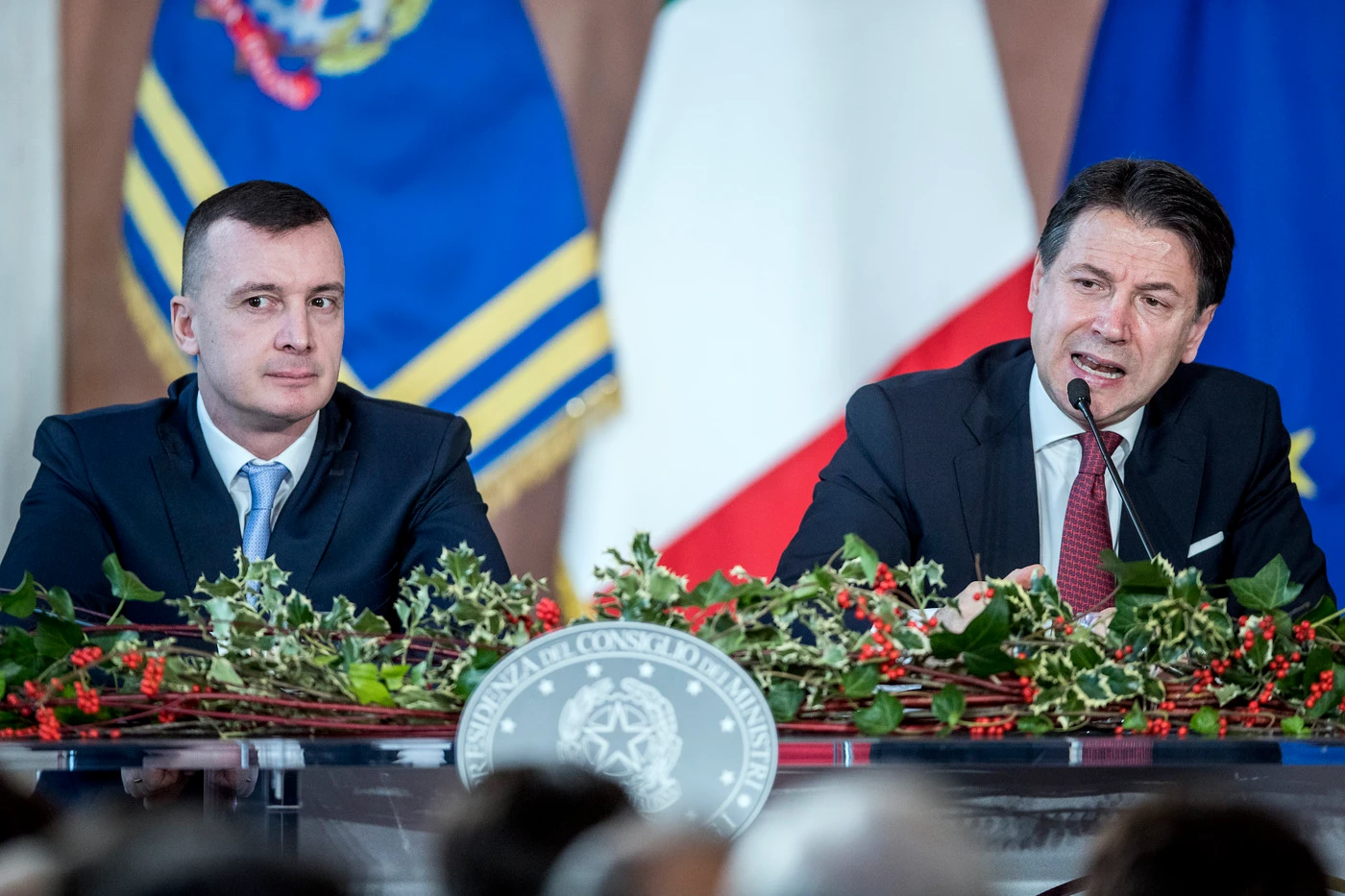 Giuseppe Conte è sotto scacco: accordo con Matteo Renzi o dimissioni. Intanto Casalino si scontra con IV