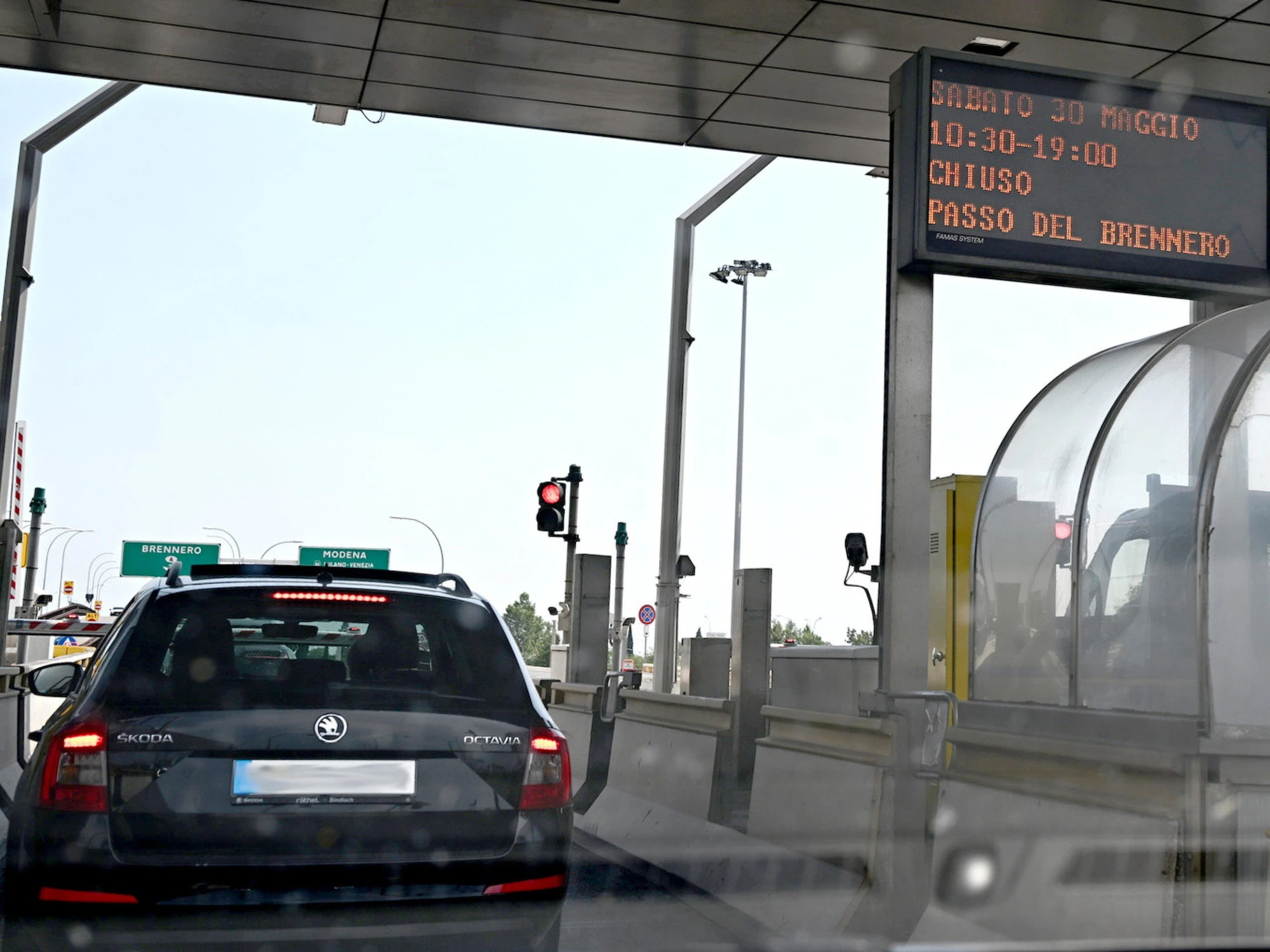 Brennero, follia ambientalista: blocco totale del traffico e inferno al valico