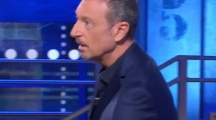 Soliti Ignoti, Amadeus riprende il concorrente: "Sei stato tu a sbagliare, non è stata colpa della ignota 4". Gelo in studio