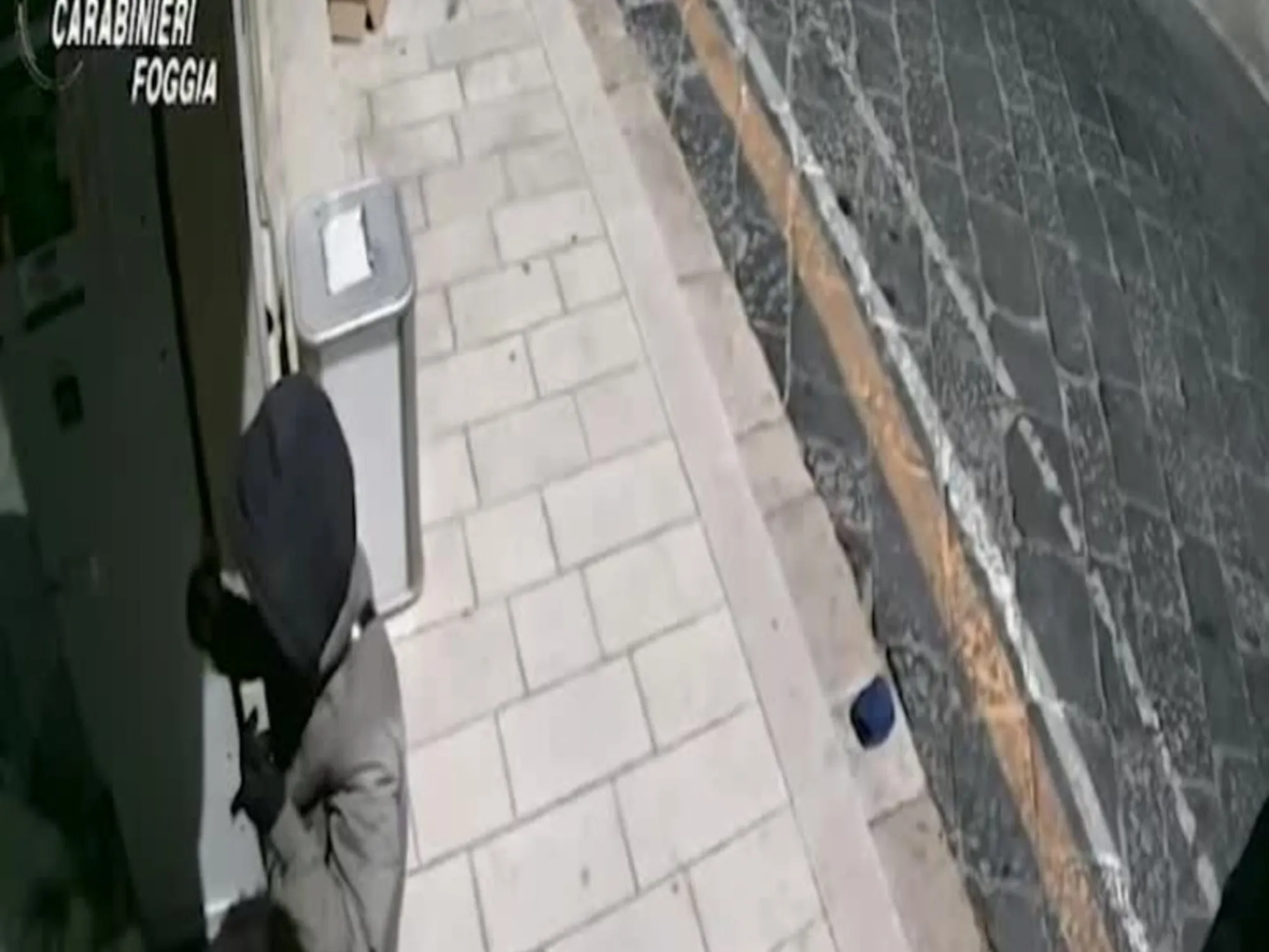 Cerignola, rapina in farmacia con coltello: ecco il bandito in azione