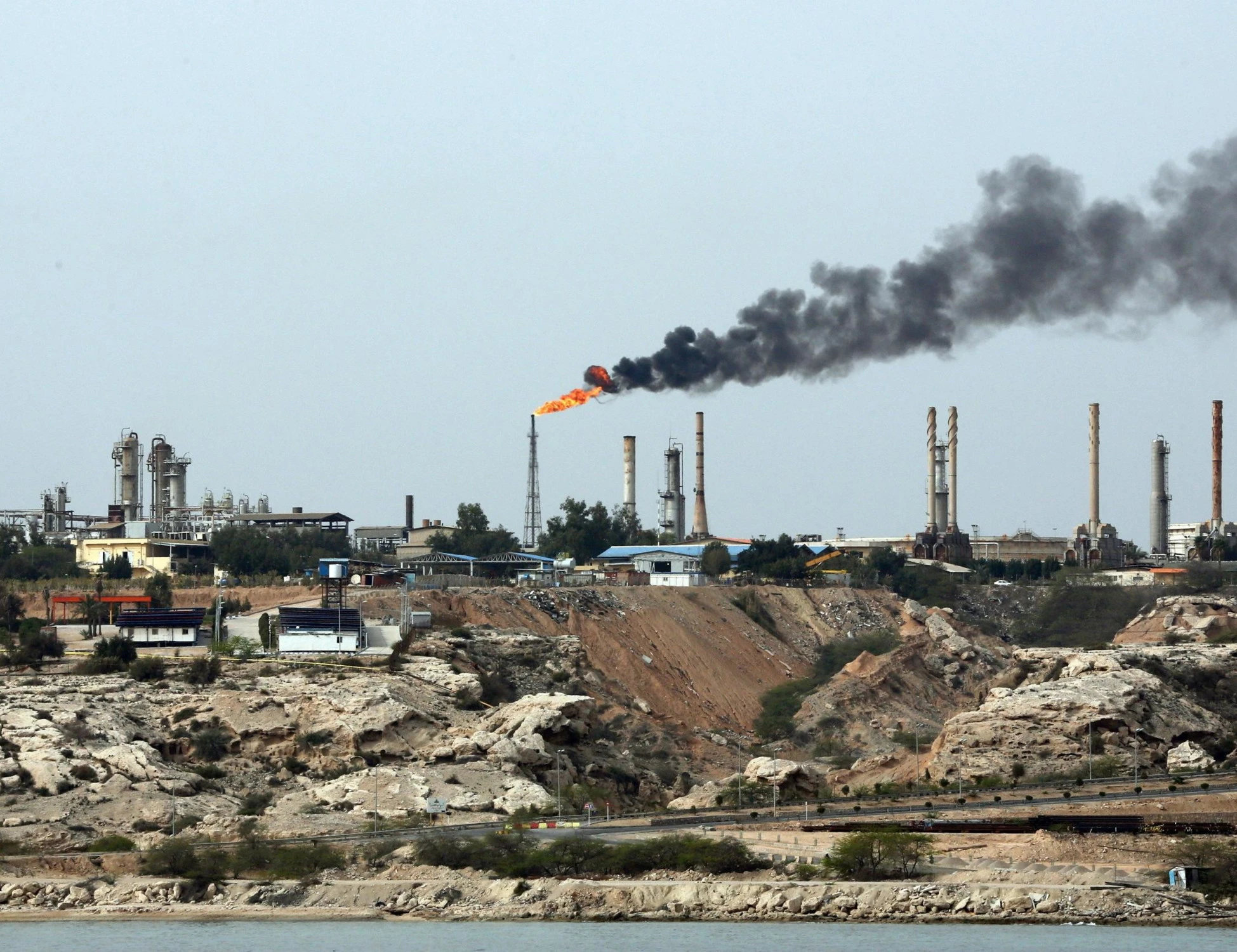 Iran, la diretta della guerra nel Golfo. "Navi tirino fuori le pall***": Trump studia l'attacco all'isola di Kharg