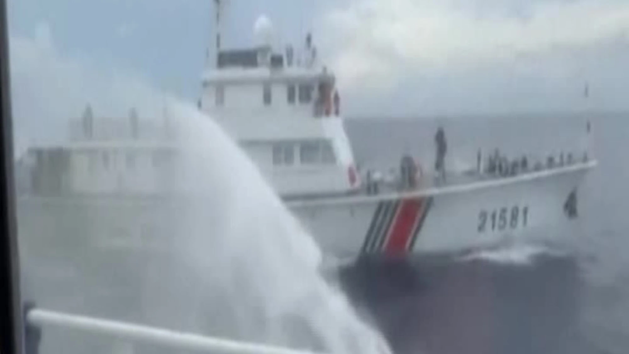 Mar Cinese Meridionale, scontro tra navi cinesi e filippine: Pechino usa i cannoni ad acqua