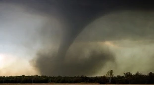 Meteo, domenica 18 luglio da incubo: "Allerta arancione e rischio idrogeologico". Tornado e allagamenti, le zone più a rischio